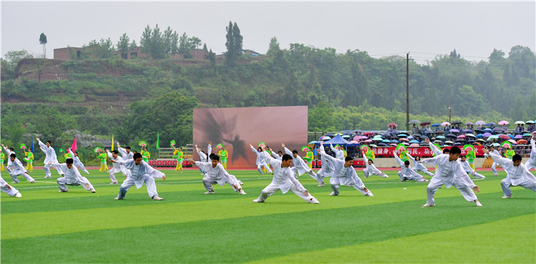 南充市第二屆中等職業(yè)學(xué)校學(xué)生田徑錦標(biāo)賽在我校勝利開幕