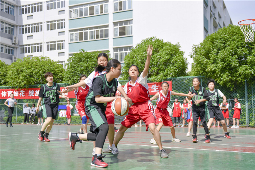 青春洋溢學(xué)子風(fēng)采   奮勇拼搏為校爭光