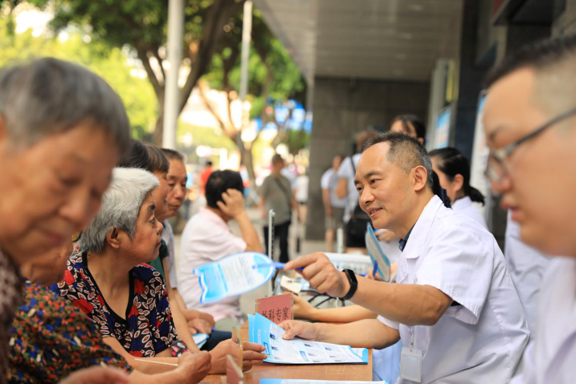 南充衛(wèi)生學(xué)校附屬醫(yī)院  第二屆“中國醫(yī)師節(jié)”義診活動