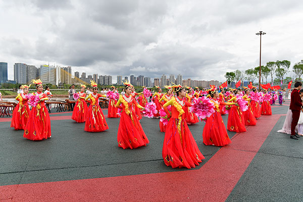 千人旗袍秀綢都 衛(wèi)校舞蹈展風采