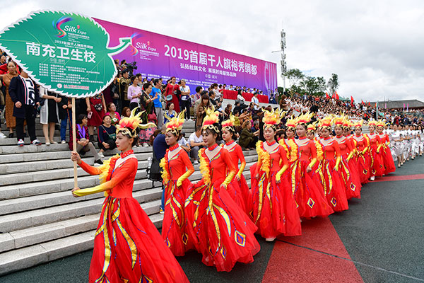 千人旗袍秀綢都 衛(wèi)校舞蹈展風采