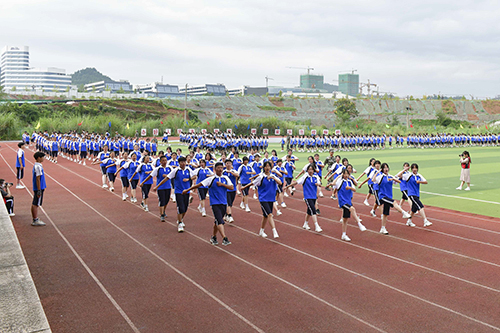 我校舉行2021級新生開學典禮暨軍訓匯報表演