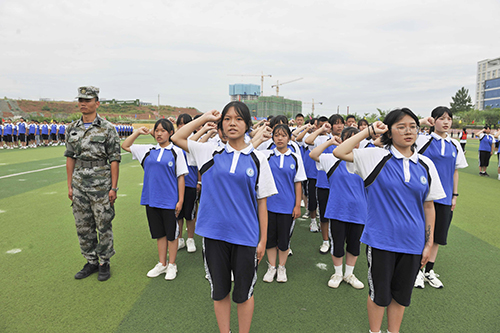 我校舉行2021級新生開學典禮暨軍訓匯報表演