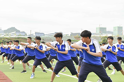 我校舉行2021級新生開學典禮暨軍訓匯報表演