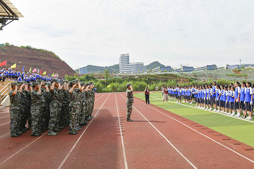 我校舉行2021級新生開學典禮暨軍訓匯報表演