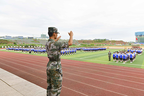 我校舉行2021級新生開學典禮暨軍訓匯報表演