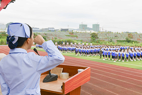 我校舉行2021級新生開學典禮暨軍訓匯報表演