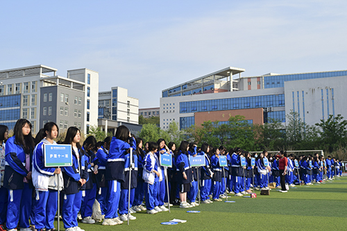 汲傳統(tǒng)美德之泉 建文明禮儀校園