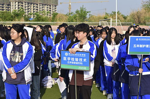 汲傳統(tǒng)美德之泉 建文明禮儀校園