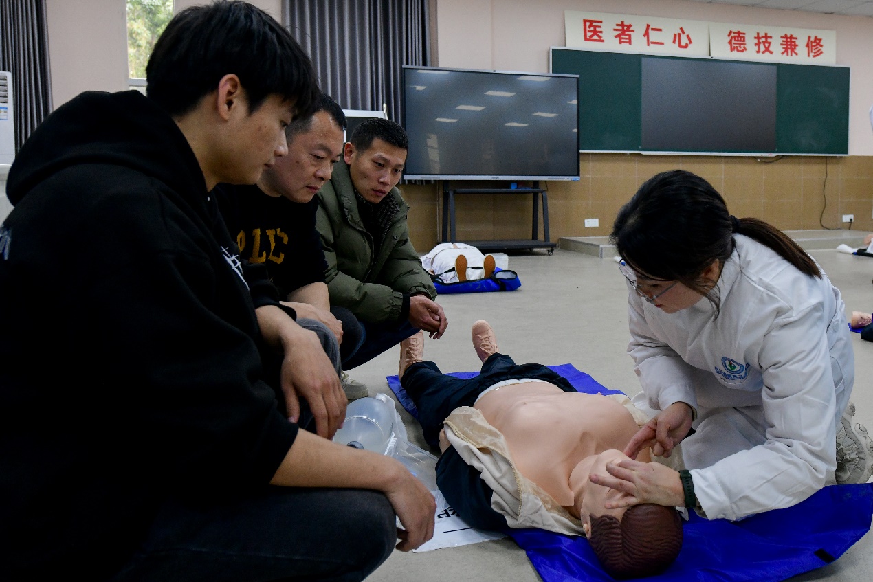 2023南充嘉陵江馬拉松暨“跑遍四川”系列賽（南充站）醫(yī)療保障人員培訓(xùn)在南充衛(wèi)校舉辦